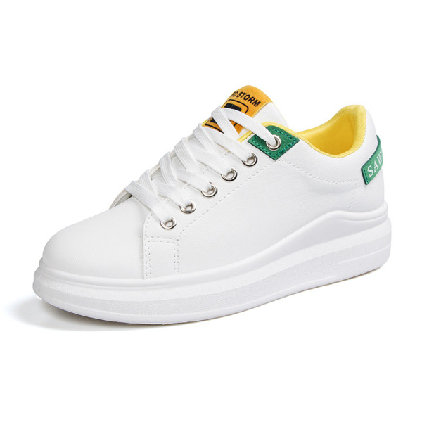 Γυναικεία μοντέρνα αθλητικά παπούτσια σε λευκό χρώμα με επιγραφή