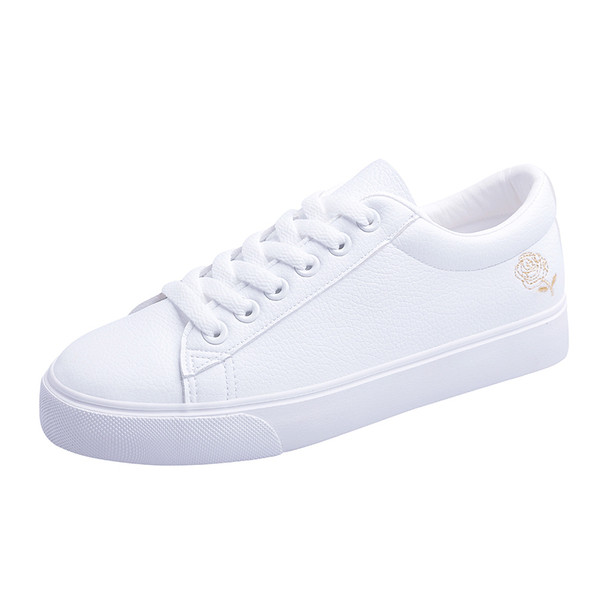 Alkalmi női tornacipő fehér színben, hímzéssel