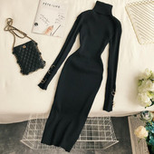 Μοντέρνο γυναικείο φόρεμα και μεταλλικά στοιχεία σε διάφορα χρώματα