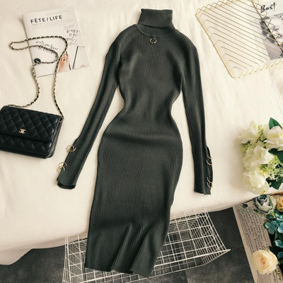 Μοντέρνο γυναικείο φόρεμα και μεταλλικά στοιχεία σε διάφορα χρώματα