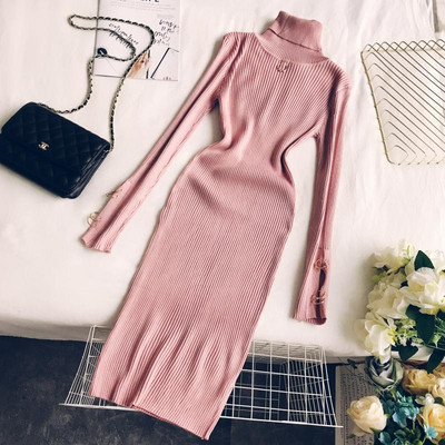 Μοντέρνο γυναικείο φόρεμα και μεταλλικά στοιχεία σε διάφορα χρώματα