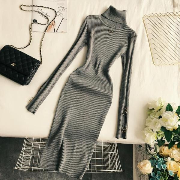 Μοντέρνο γυναικείο φόρεμα και μεταλλικά στοιχεία σε διάφορα χρώματα