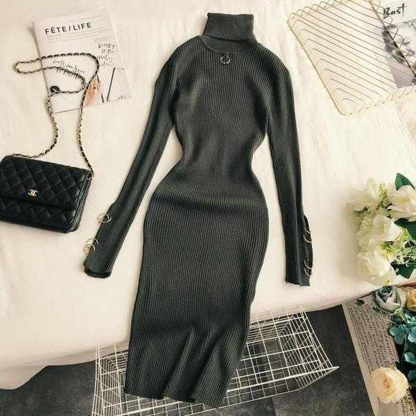 Μοντέρνο γυναικείο φόρεμα και μεταλλικά στοιχεία σε διάφορα χρώματα