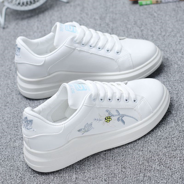 Μοντέρνα γυναικεία πάνινα παπούτσια σε λευκό με floral μοτίβα