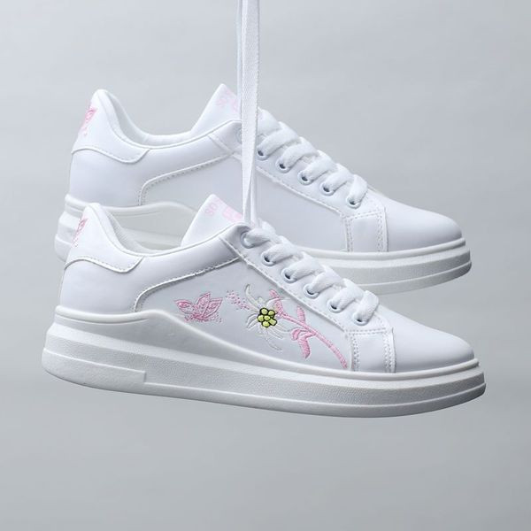 Μοντέρνα γυναικεία πάνινα παπούτσια σε λευκό με floral μοτίβα