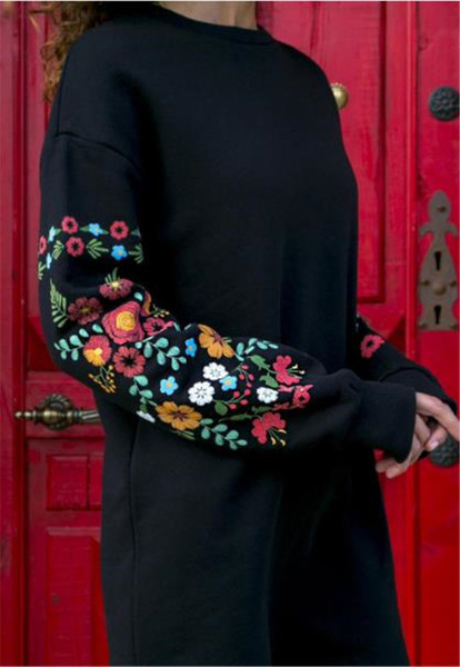 Modern női ruha mentes modell színes nyomattal, fekete színben