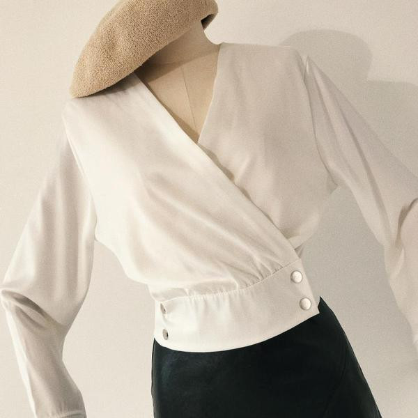 Modern női ing V-nyakkal, három színben