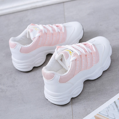 Női sportcipő három színben felirattal