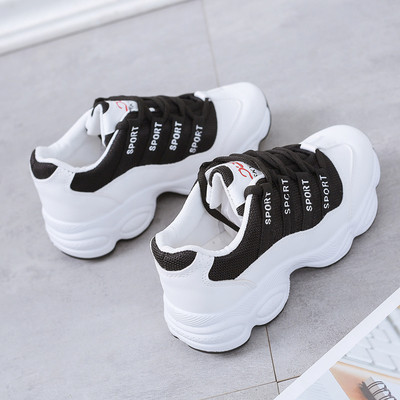 Női sportcipő három színben felirattal