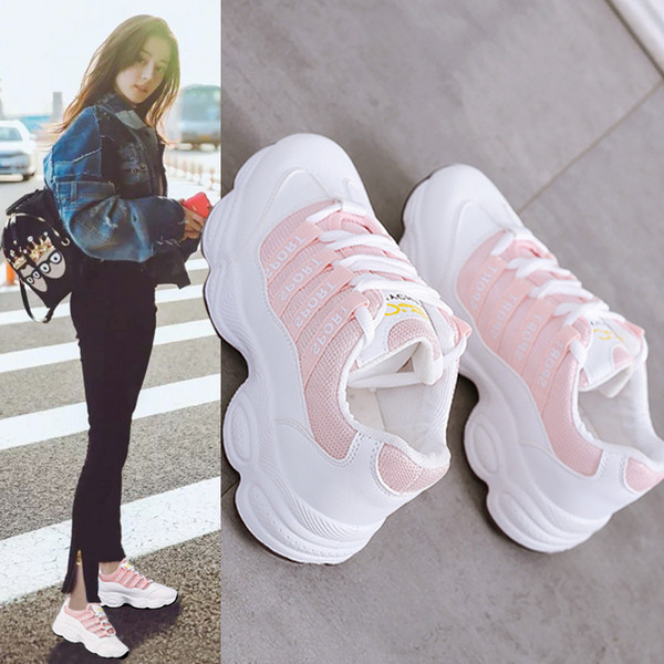 Női sportcipő három színben felirattal