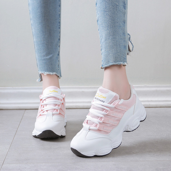 Női sportcipő három színben felirattal