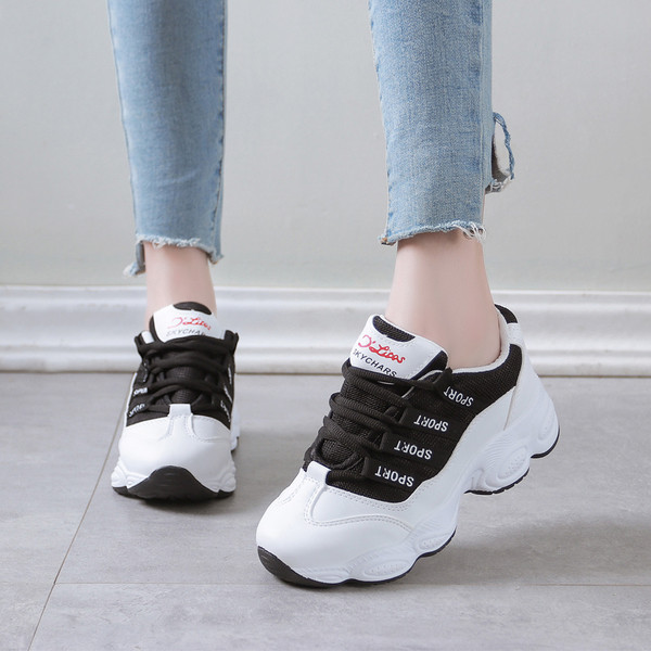 Női sportcipő három színben felirattal