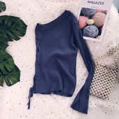 Modern női blúz egyujjal és oldalsó megkötővel, több színben