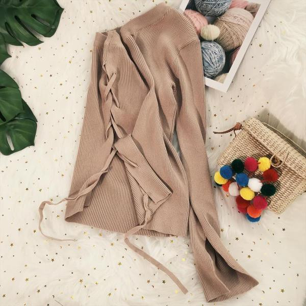 Modern női blúz egyujjal és oldalsó megkötővel, több színben