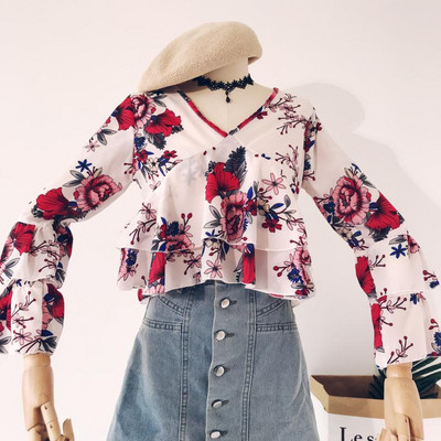Γυναικεία μπλούζα με βολάν και floral μοτίβα σε διάφορα χρώματα
