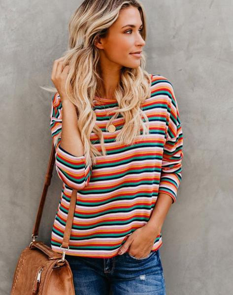 Μοντέρνα γυναικεία ριγέ μπλούζα με λαιμόκοψη
