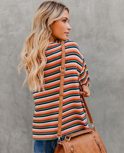 Μοντέρνα γυναικεία ριγέ μπλούζα με λαιμόκοψη