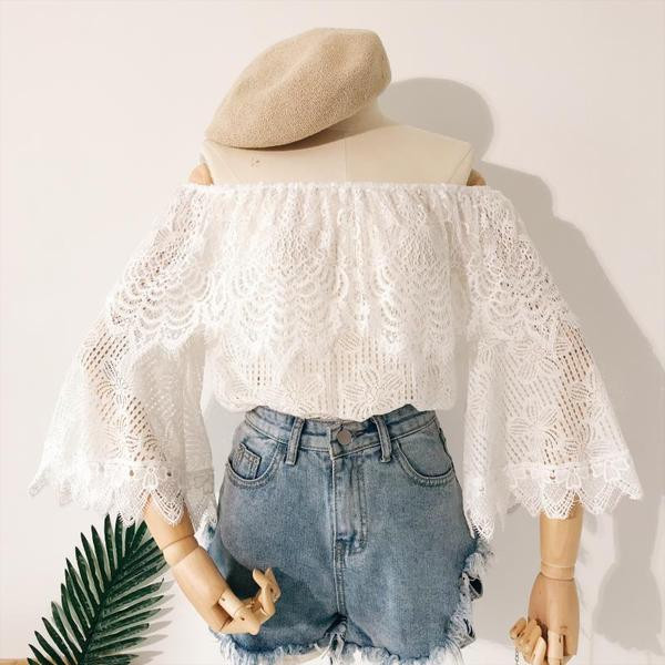 Bluză de damă din dantelă cu umerii deschiși și mâneci largi în trei culori