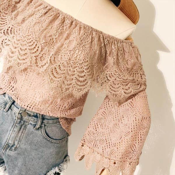 Bluză de damă din dantelă cu umerii deschiși și mâneci largi în trei culori