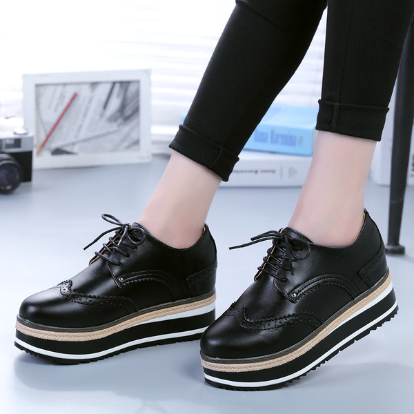 Modern női tornacipő magas talppal, fekete színben