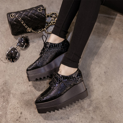 Κομψά γυναικεία αθλητικά παπούτσια με ψηλή σόλα σε μαύρο χρώμα