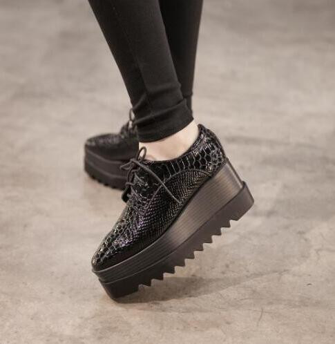 Κομψά γυναικεία αθλητικά παπούτσια με ψηλή σόλα σε μαύρο χρώμα