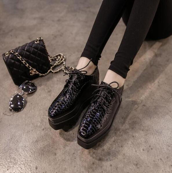 Κομψά γυναικεία αθλητικά παπούτσια με ψηλή σόλα σε μαύρο χρώμα