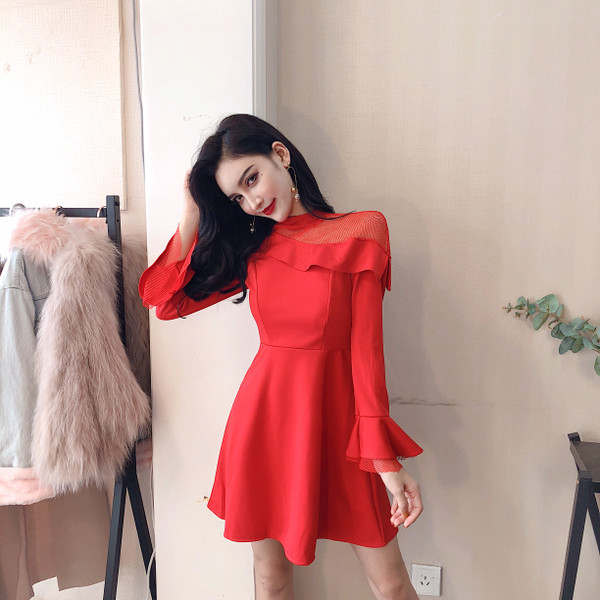 Μοντέρνο γυναικείο φόρεμα με μανίκι λωτού σε μαύρο και κόκκινο χρώμα