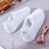 Καθημερινά γυναικεία πάνινα παπούτσια σε λευκό με διαφορετικές εφαρμογές