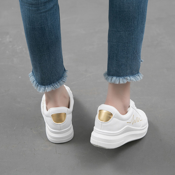 Egyszerű női tornacipő fehér színben