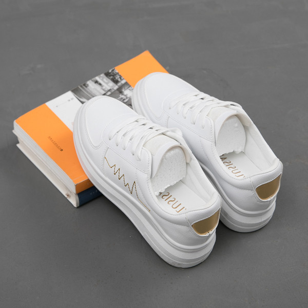 Egyszerű női tornacipő fehér színben