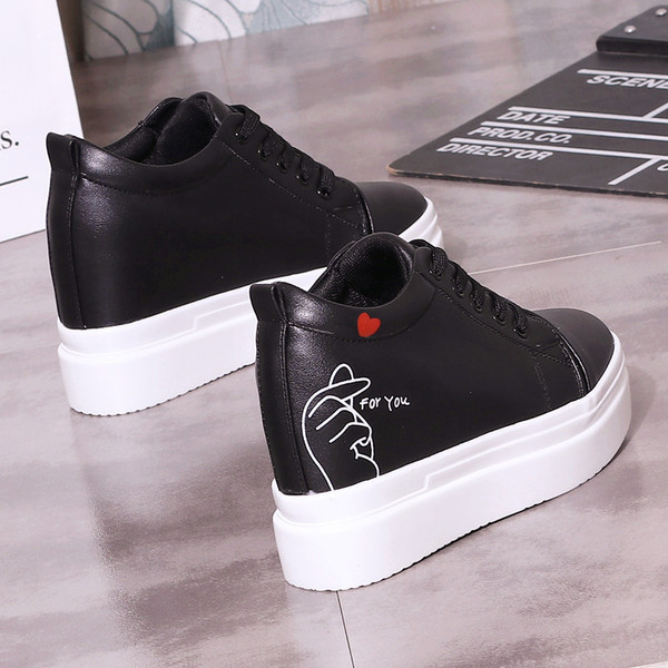 Modern női tornacipő platformmal, két színben, rátéttel