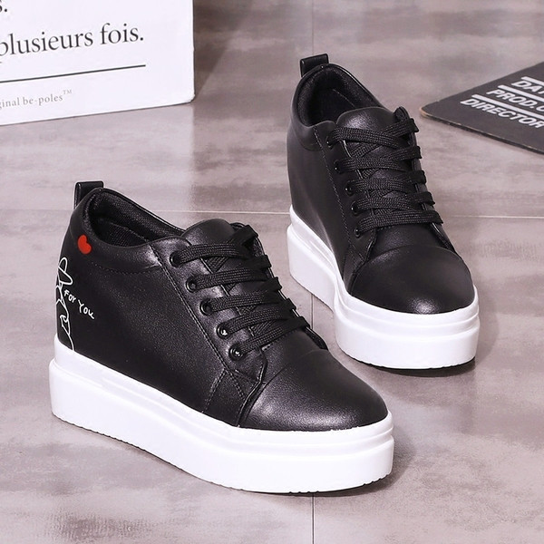 Modern női tornacipő platformmal, két színben, rátéttel