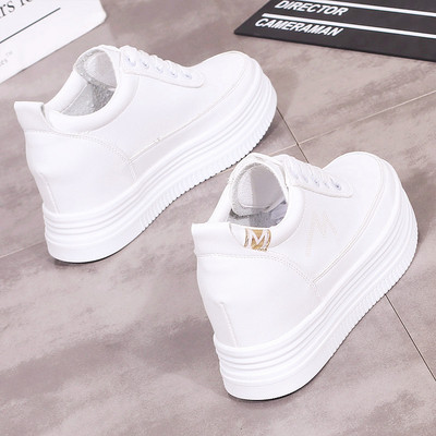 Κομψά γυναικεία παπούτσια σε λευκό χρώμα