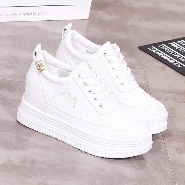 Κομψά γυναικεία παπούτσια σε λευκό χρώμα