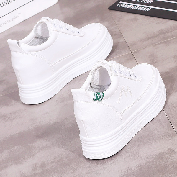 Κομψά γυναικεία παπούτσια σε λευκό χρώμα