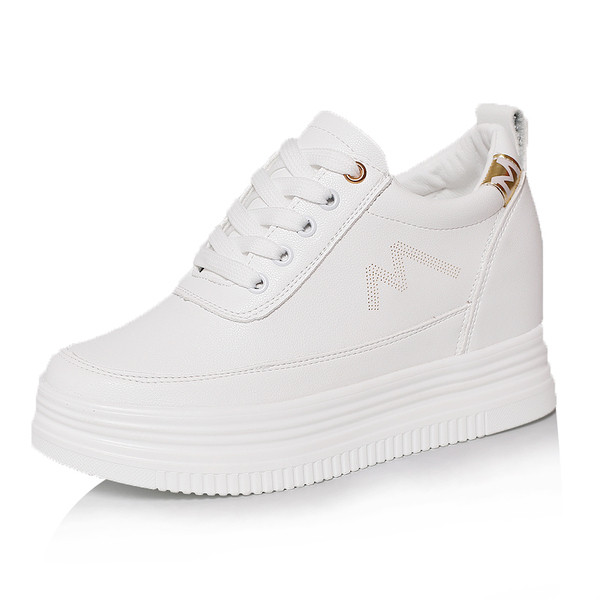 Κομψά γυναικεία παπούτσια σε λευκό χρώμα