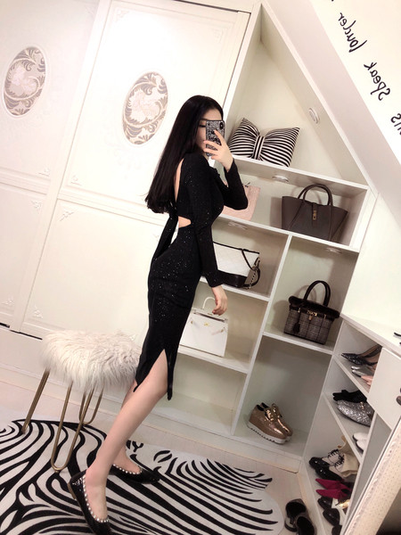 Κομψό γυναικέιο φόρεμα σε μαύρο χρώμα με ενδιαφέρουσα πλάτη