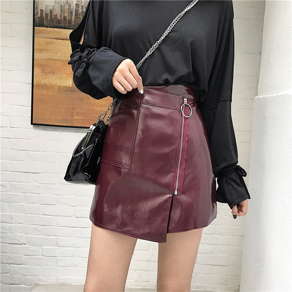 Aktuális női rövid szoknya eko bőrből fekete és piros színben