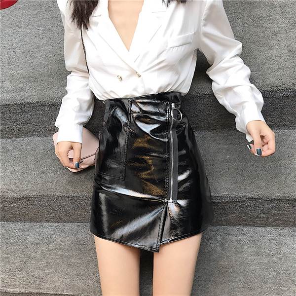 Aktuális női rövid szoknya eko bőrből fekete és piros színben