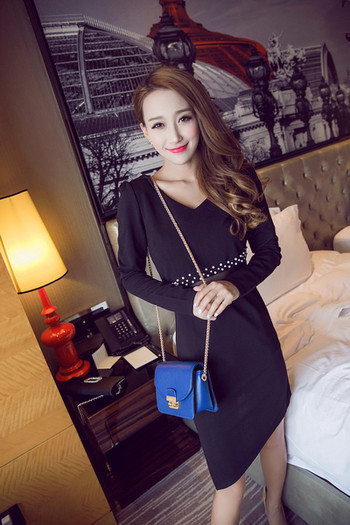 Elegáns, gyöngyökkel díszített női ruha fekete színben