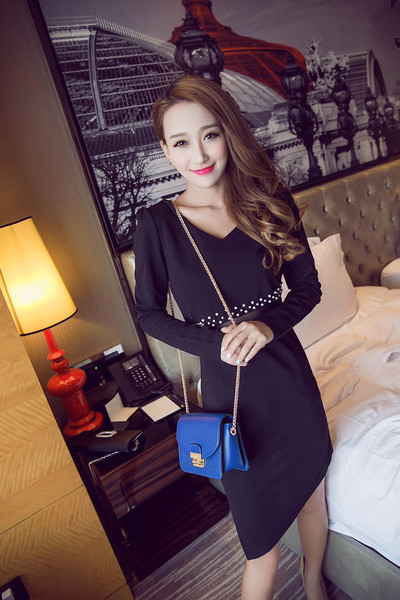 Elegáns, gyöngyökkel díszített női ruha fekete színben