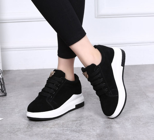 Απλά γυναικεία αθλητικά παπούτσια σε δύο χρώματα οικολογικής σουέτας