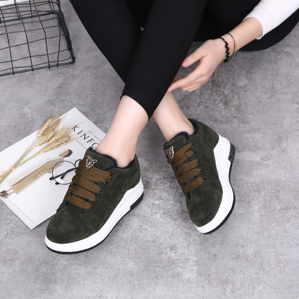 Απλά γυναικεία αθλητικά παπούτσια σε δύο χρώματα οικολογικής σουέτας