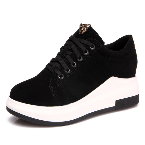 Απλά γυναικεία αθλητικά παπούτσια σε δύο χρώματα οικολογικής σουέτας