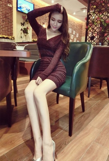 Μοντέρνο γυναικείο φόρεμα σε δύο χρώματα με ντεκολτέ σε σχήμα V