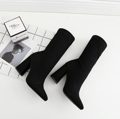 Stílusos női csizma hegyes fekete modell