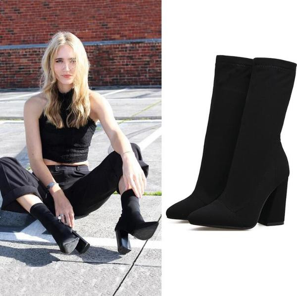 Stílusos női csizma hegyes fekete modell