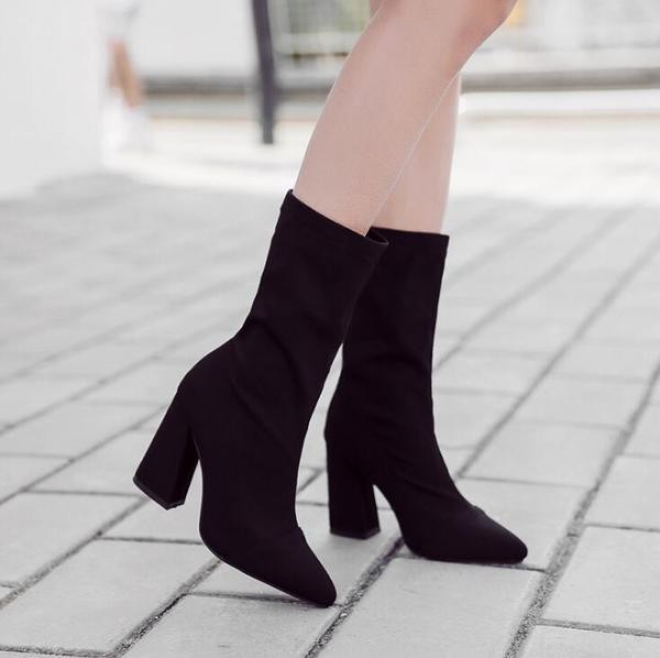 Stílusos női csizma hegyes fekete modell