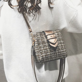 Κομψή γυναικεία τσάντα με μικρή και μακρά λαβή